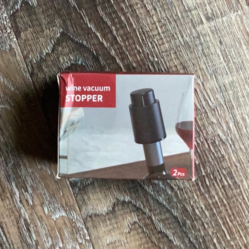 NWT~Wine Vacuum Stopper Set
